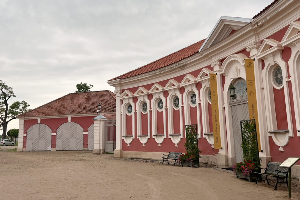 Rundale lossi punane piletimüügihoone. 